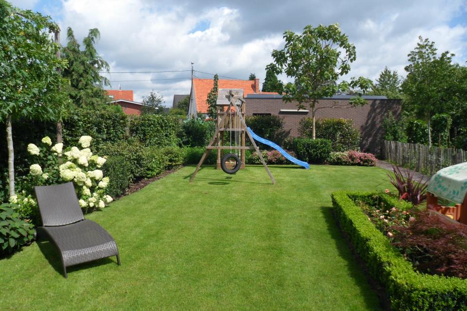 Totaal project tuinrenovatie uit ontwerp: grondwerken, gazon, terras, opritten, afsluiting, groenten tuin, aanplantingen en verlichting 