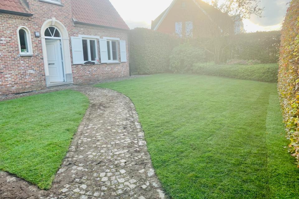 Aanleg van grasmatten in voortuin