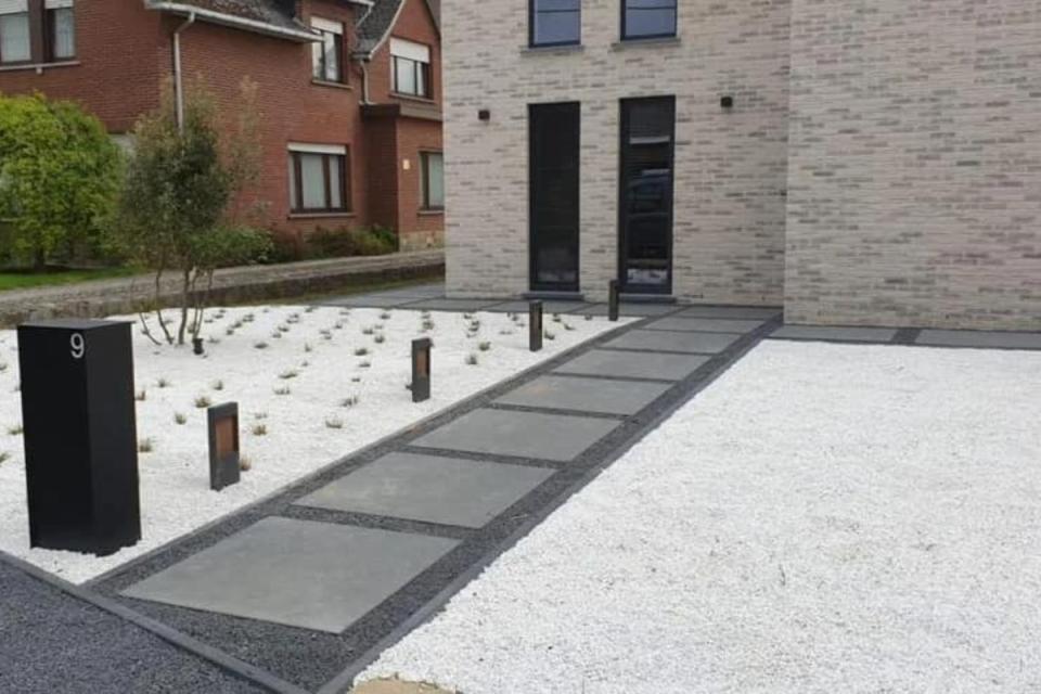aanleg met verschillende grindsoorten en beplanting