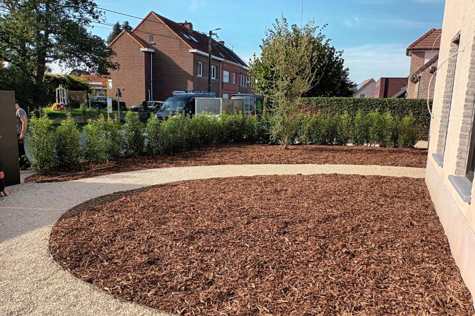 aanleg voortuin met kortenstaal en schors 