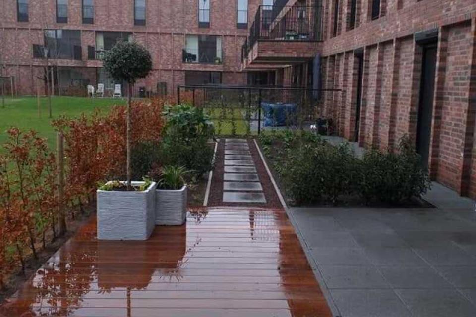 aanleg klein tuintje. met beplanting,tuinpad,..