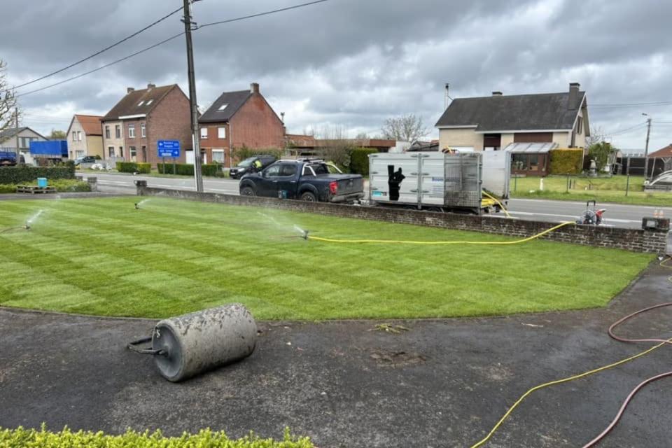 Aanleg van nieuwe grasmatten
