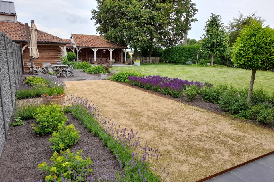 Aanleg petanqueveld met beplanting. 