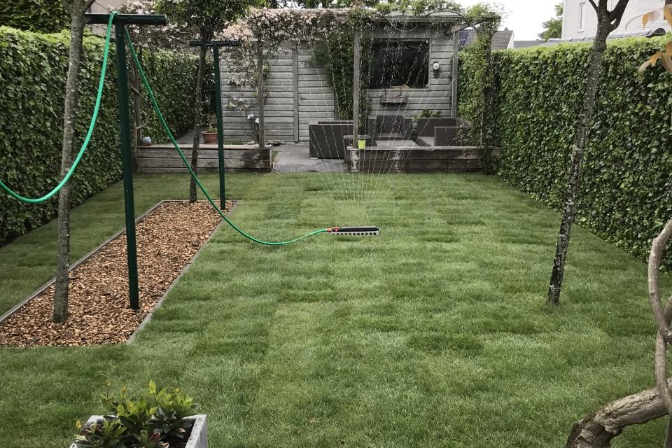Aanleg van plantvak en gazon met grasmatten