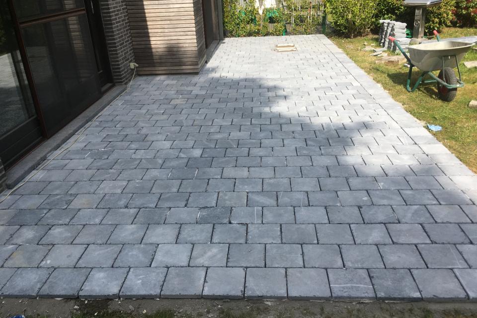Aanleg nieuw terras in blauwsteen