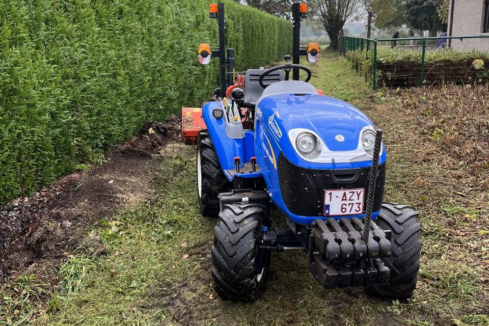 Verscheiden werken met minitractor. 