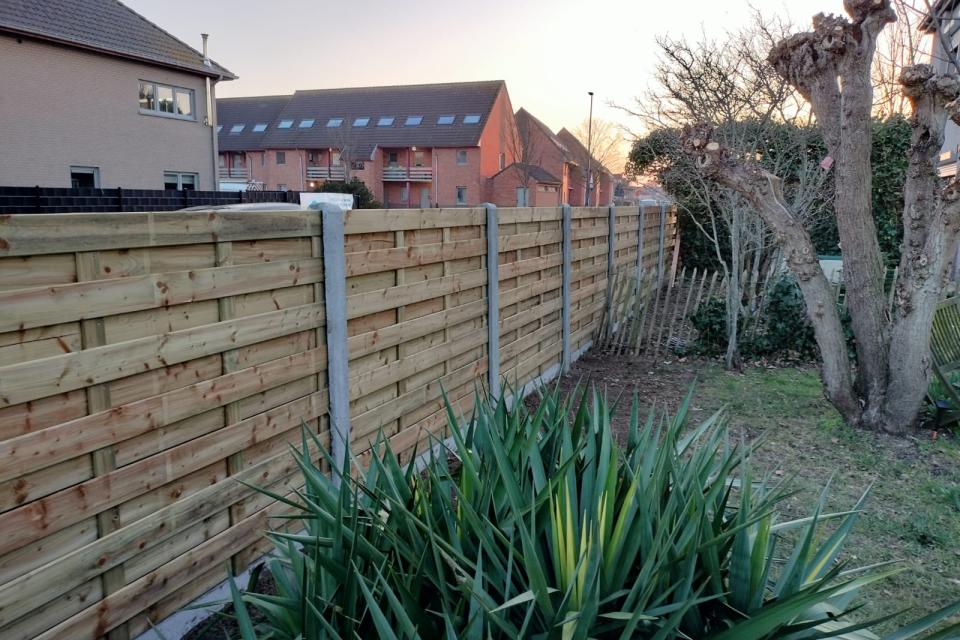 omheining hout met betonpalen