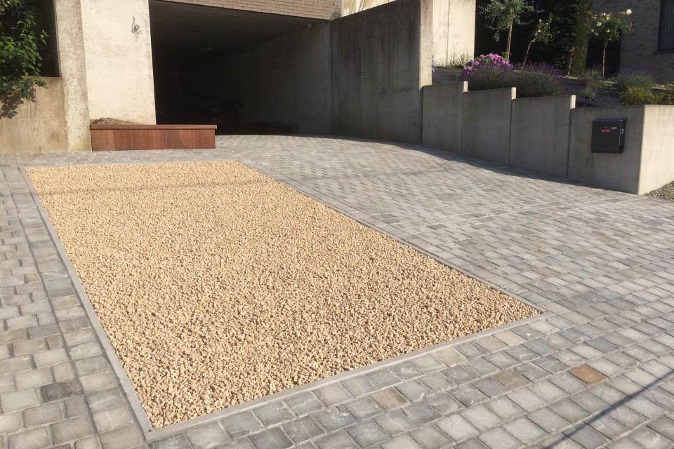 Oprit in kandla grey met waterdoorlatende parkeerplaats
