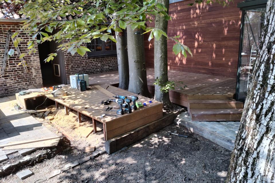 Plaatsing van houten terras