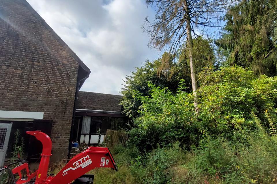 Aangetast door letterzetter, nauwkeurige velling naast woning