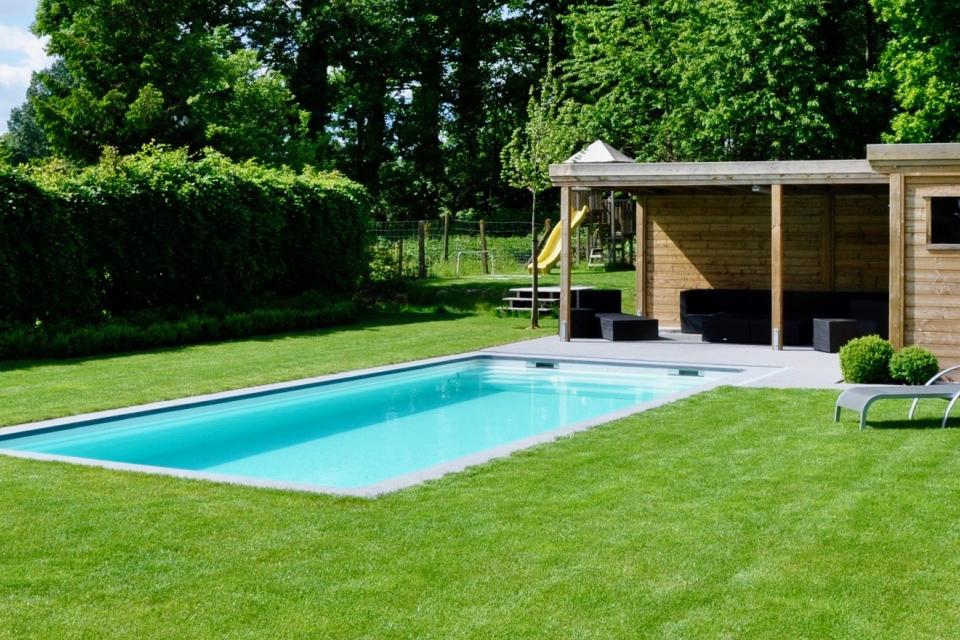 Zwembad in epoxy-acrylaat met poolhouse - totaalproject