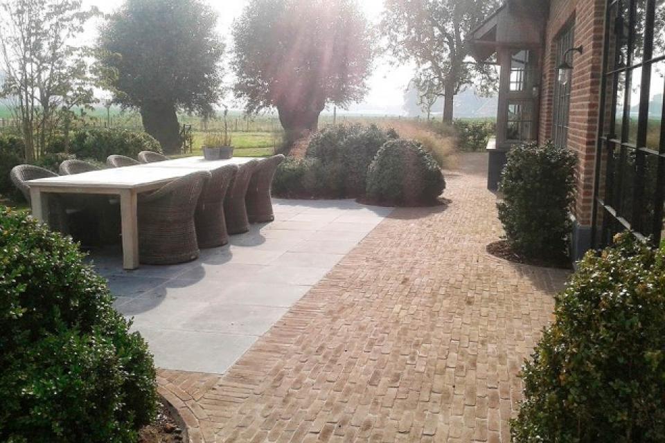 landelijke tuin - terras kleiklinker & arduin gotiek