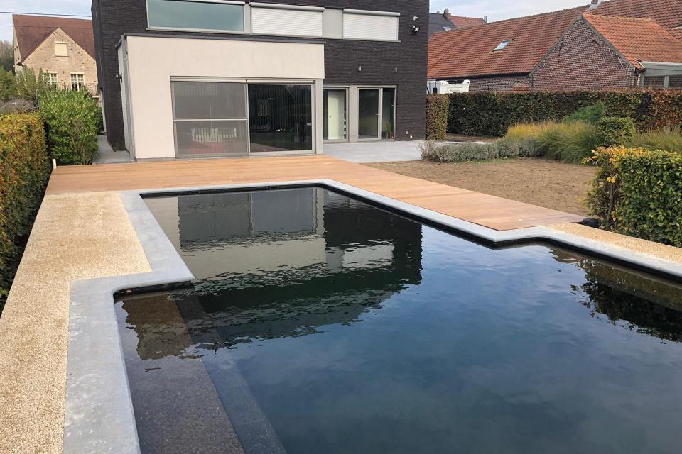 totaalproject Bio-zwemvijver - terras in hout en keramische tegels te Ternat