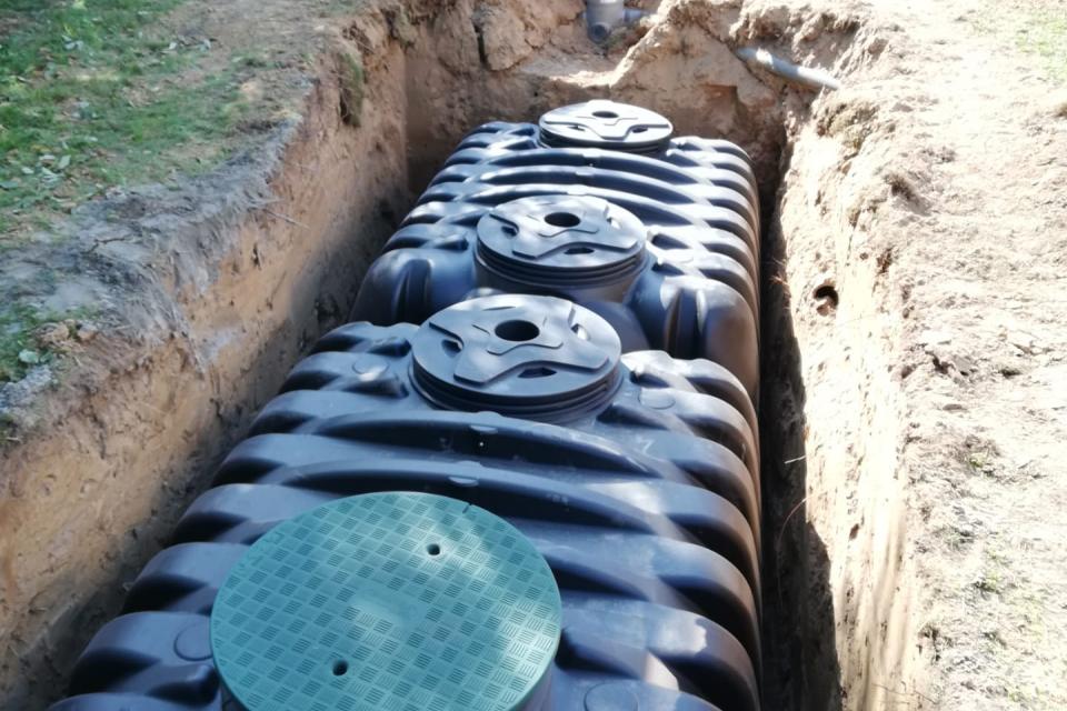 plaatsen van een regenwatertank en riolering et Alsemberg