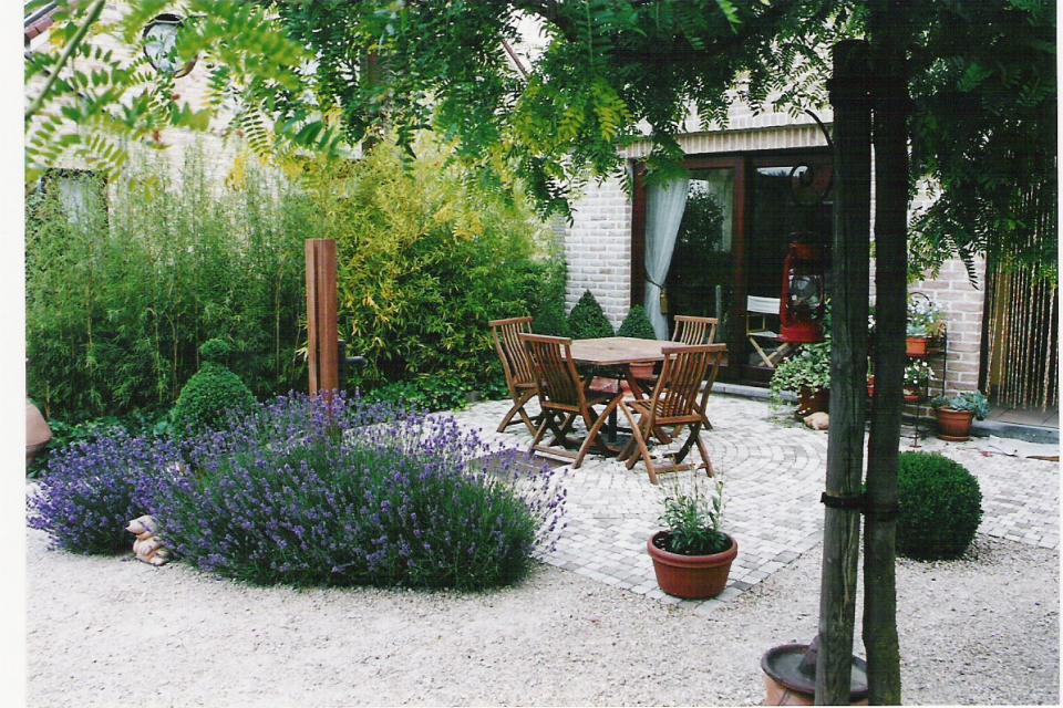 Een wat zuiderse sfeer op het terras lijkt de zon aan te trekken.
