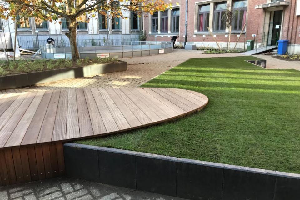 Een onthardingsproject waar werd gekozen voor ligweide met houten terras in organische vorm