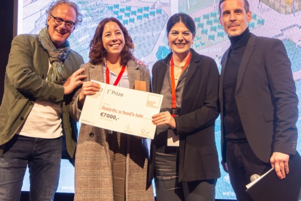 Het winnende team ontvangt de prijs uit handen van de jury © Streetlife