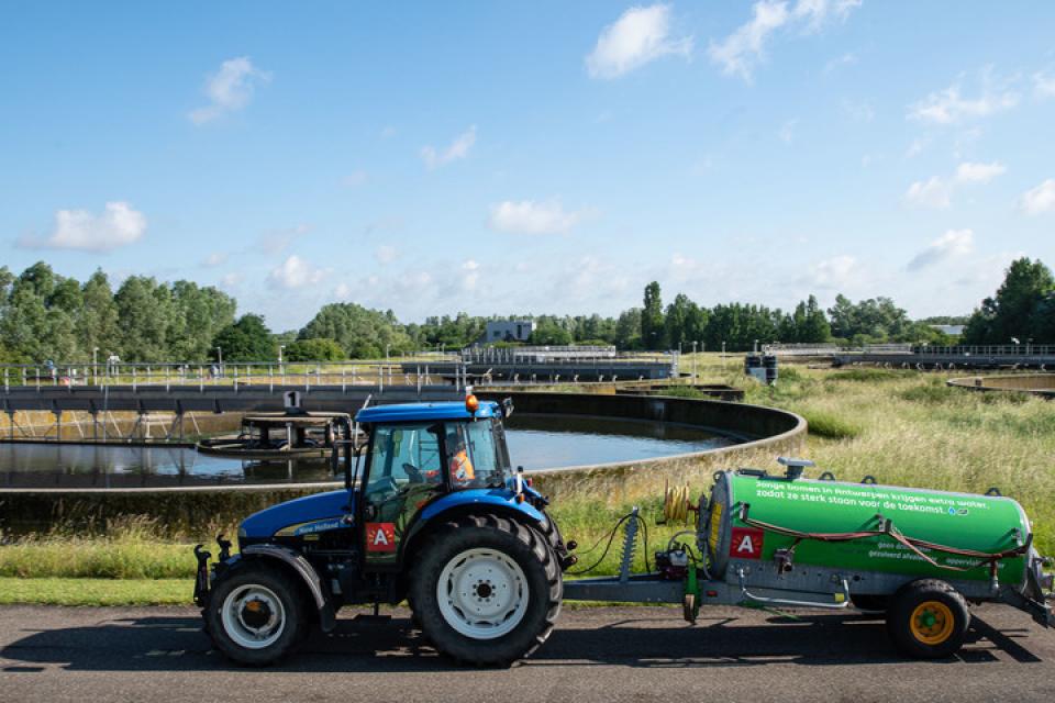 Stad Antwerpen begiet jonge bomen met gezuiverd afvalwater